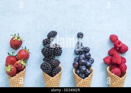 Waffeln mit frischen Beeren, hausgemachte Eiscreme Stockfoto