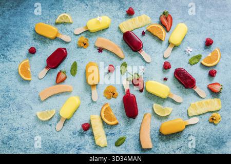 Eis-Hintergrund auf Schiefer, flach von oben Stockfoto