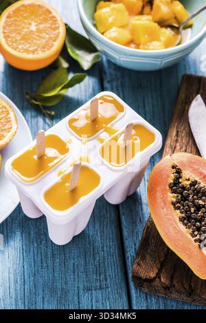 Eis machen, gefrorenes Sorbet für den Sommer zu Hause Stockfoto