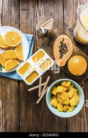 Sommerkorbet, das zu Hause mit natürlichem Saft und Obst hergestellt wird Stockfoto