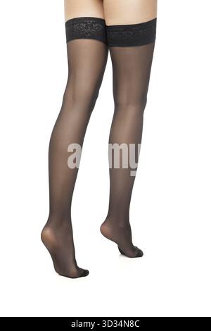 Nahaufnahme einer unerkennbaren Frau, die in schwarzen Schläuchen steht Stockfoto