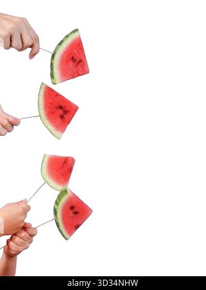 Wassermelonenscheiben werden von den Händen auf weißem Hintergrund gehalten Stockfoto