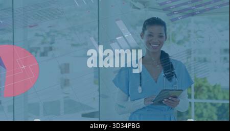 Scanning-Krankenschwester mit blauen Peelings, Stethoskop mit Tablet im Korridor mit Bäumen, Datenüberlagerungen Stockfoto