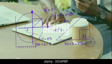 Mathe studieren Mann schreibt in Notebook mit Laptop am Arbeitsplatz eines Cafés, mit violetten Math-Overlays Stockfoto