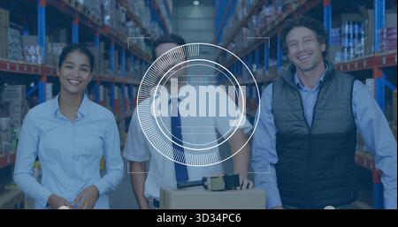 Stehende Lagermitarbeiter tragen Hemden, die Palettenkisten im Gang mit Scanner und Metallregalen überwachen Stockfoto