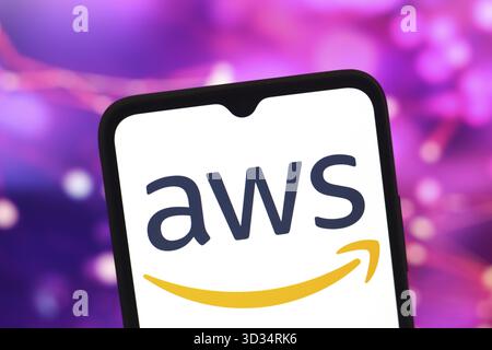 17. Oktober 2024, Portugal. In dieser Abbildung wird das Amazon Web Services, Inc. (AWS)-Logo auf einem Smartphone-Bildschirm angezeigt Stockfoto
