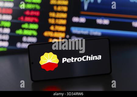 August 2024, Paraguay. In dieser Abbildung wird das PetroChina-Logo auf einem Smartphone-Bildschirm angezeigt Stockfoto