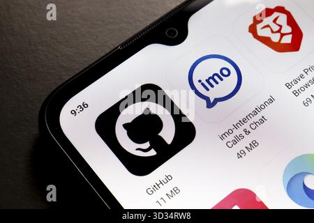 25. Oktober 2024, Brasilien. In dieser Fotoabbildung wird das GitHub-, IMO- und Brave Browser-App-Logo auf einem Smartphone-Bildschirm angezeigt Stockfoto