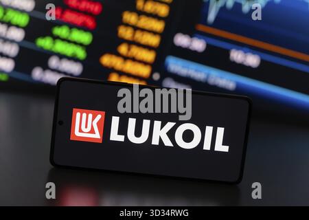 August 2024, Paraguay. In dieser Abbildung wird das Lukoil-Logo auf einem Smartphone-Bildschirm angezeigt Stockfoto