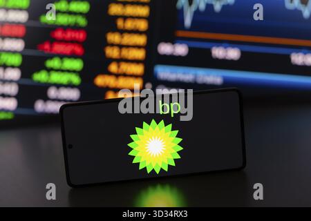 August 2024, Paraguay. In dieser Abbildung wird das BP-Logo auf einem Smartphone-Bildschirm angezeigt Stockfoto