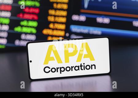 August 2024, Paraguay. In dieser Abbildung wird das Logo der Apache Corporation (APA Corporation) auf einem Smartphone-Bildschirm angezeigt Stockfoto