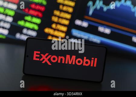 August 2024, Paraguay. In dieser Abbildung wird das Exxon Mobil Corporation Logo auf einem Smartphone-Bildschirm angezeigt Stockfoto