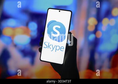 August 2024, Paraguay. In dieser Abbildung wird das i»¿Skype-Logo auf einem Smartphone-Bildschirm angezeigt Stockfoto