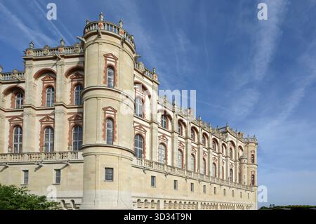 An der Straßenseite des Chateau de Saint-Germain-en-Laye, ehemals Residenz von Königen wie Franz I. und Ludwig XIV. Und heute Sitz des Musée Stockfoto