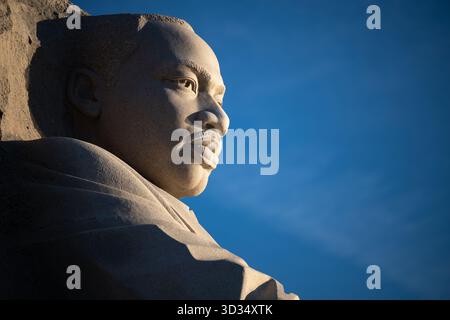 Martin Luther King Jr Memorial Statue Tidal Basin Washington DC // WASHINGTON DC – The Stone of Hope, eine 30 Fuß (9,1 Meter) hohe Statue aus weißem Granit, ist ein zentrales Element des Martin Luther King Jr. Memorial. Diese ikonische Skulptur zeigt den Bürgerrechtler Martin Luther King, Jr., der zielgerichtet blickt. Das Design wurde von seiner Rede I Have a Dream inspiriert, insbesondere der Zeile „Out of the Mountain of Desair, a Stone of Hope“ (aus dem Berg der Verzweiflung, ein Stein der Hoffnung). Das 2011 eingeweihte Denkmal befindet sich im West Potomac Park entlang des Tidal Basin. Er würdigt Königs tiefgründiges Erbe und seine unermüdlichen Bemühungen um Freiheit und Equa Stockfoto