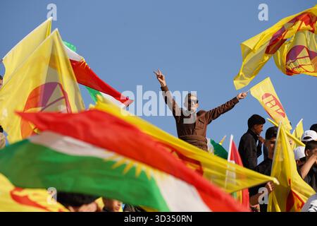 Duhok, Irak. November 2025. Kurdische Anhänger der Kurdischen Demokratischen Partei (KDP oder PDK) treffen sich im Duhok International Stadium während einer Wahlkampfveranstaltung vor den irakischen Parlamentswahlen, die am 11. November 2025 stattfinden sollen. Quelle: Ismael Adnan/dpa/Alamy Live News Stockfoto