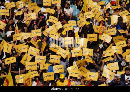 Duhok, Irak. November 2025. Kurdische Anhänger der Kurdischen Demokratischen Partei (KDP oder PDK) treffen sich im Duhok International Stadium während einer Wahlkampfveranstaltung vor den irakischen Parlamentswahlen, die am 11. November 2025 stattfinden sollen. Quelle: Ismael Adnan/dpa/Alamy Live News Stockfoto