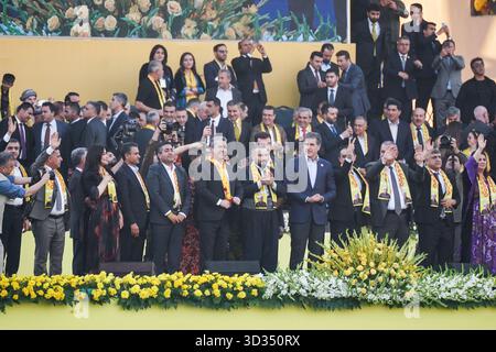 Duhok, Irak. November 2025. Der erste stellvertretende Vorsitzende der Kurdischen Demokratischen Partei und Präsident der Region Kurdistan Nechirvan Barzani und Premierminister Masrour Barzani nehmen an der Wahlkampfkundgebung der Kurdischen Demokratischen Partei (KDP oder PDK) im Duhok International Stadium vor den irakischen Parlamentswahlen, die am 11. November 2025 stattfinden sollen, teil. Quelle: Ismael Adnan/dpa/Alamy Live News Stockfoto