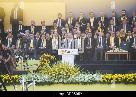 Duhok, Irak. November 2025. Der erste stellvertretende Vorsitzende der Kurdischen Demokratischen Partei und Präsident der Region Kurdistan, Nechirvan Barzani, spricht während der Wahlkampfveranstaltung der Kurdischen Demokratischen Partei (KDP oder PDK) im Duhok International Stadium vor den irakischen Parlamentswahlen, die am 11. November 2025 stattfinden sollen. Quelle: Ismael Adnan/dpa/Alamy Live News Stockfoto
