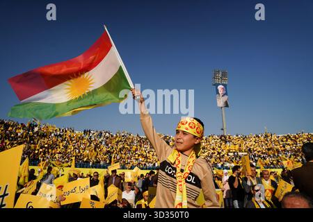 Duhok, Irak. November 2025. Kurdische Anhänger der Kurdischen Demokratischen Partei (KDP oder PDK) treffen sich im Duhok International Stadium während einer Wahlkampfveranstaltung vor den irakischen Parlamentswahlen, die am 11. November 2025 stattfinden sollen. Quelle: Ismael Adnan/dpa/Alamy Live News Stockfoto