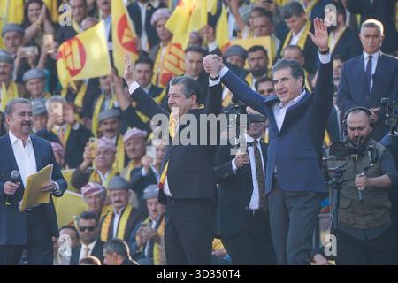 Duhok, Irak. November 2025. Der erste stellvertretende Vorsitzende der Kurdischen Demokratischen Partei und Präsident der Region Kurdistan Nechirvan Barzani und Premierminister Masrour Barzani nehmen an der Wahlkampfkundgebung der Kurdischen Demokratischen Partei (KDP oder PDK) im Duhok International Stadium vor den irakischen Parlamentswahlen, die am 11. November 2025 stattfinden sollen, teil. Quelle: Ismael Adnan/dpa/Alamy Live News Stockfoto