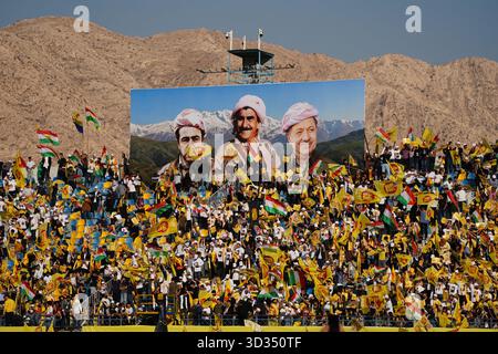 Duhok, Irak. November 2025. Kurdische Anhänger der Kurdischen Demokratischen Partei (KDP oder PDK) treffen sich im Duhok International Stadium während einer Wahlkampfveranstaltung vor den irakischen Parlamentswahlen, die am 11. November 2025 stattfinden sollen. Quelle: Ismael Adnan/dpa/Alamy Live News Stockfoto