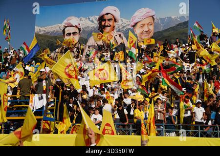 Duhok, Irak. November 2025. Kurdische Anhänger der Kurdischen Demokratischen Partei (KDP oder PDK) treffen sich im Duhok International Stadium während einer Wahlkampfveranstaltung vor den irakischen Parlamentswahlen, die am 11. November 2025 stattfinden sollen. Quelle: Ismael Adnan/dpa/Alamy Live News Stockfoto