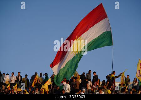 Duhok, Irak. November 2025. Kurdische Anhänger der Kurdischen Demokratischen Partei (KDP oder PDK) treffen sich im Duhok International Stadium während einer Wahlkampfveranstaltung vor den irakischen Parlamentswahlen, die am 11. November 2025 stattfinden sollen. Quelle: Ismael Adnan/dpa/Alamy Live News Stockfoto