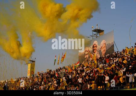 Duhok, Irak. November 2025. Kurdische Anhänger der Kurdischen Demokratischen Partei (KDP oder PDK) treffen sich im Duhok International Stadium während einer Wahlkampfveranstaltung vor den irakischen Parlamentswahlen, die am 11. November 2025 stattfinden sollen. Quelle: Ismael Adnan/dpa/Alamy Live News Stockfoto