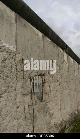 Berliner Mauer, Deutschland. Der Bau begann am 13. August 1961 und fiel am 9. November 1989. Die Regierung der Deutschen Demokratischen Republik (DDR) baute diese über 150 km lange Barriere, um Ost-Berlin vollständig von der übrigen DDR zu isolieren. Abschnitt der Mauer an der Niederkirchnerstraße, 1990 als historisches Denkmal ausgewiesen. Es gehört zur Sammlung historischer Überreste des Zentrums für die Topographie des Terrors. Alle Spuren der Zerstörung sind entlang der 200 Meter langen Mauer erhalten geblieben, die die Grenze zwischen den Mauer markierte Stockfoto