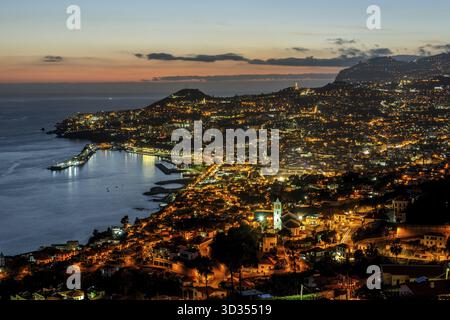 Beleuchtete Stadtlandschaft von Funchal, Madeira nach Sonnenuntergang in der Dämmerung Stockfoto