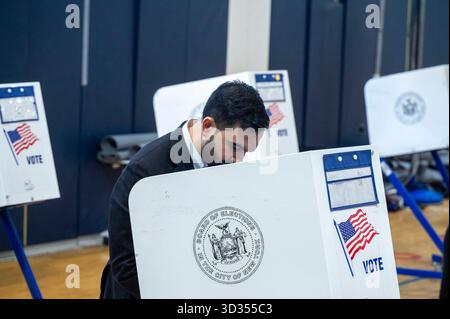 New York, Usa. November 2025. NEW YORK, NEW YORK – 4. NOVEMBER: Der demokratische Bürgermeister Zohran Mamdani gibt seine Stimme bei den Parlamentswahlen an der Frank Sinatra High School am 4. November 2025 in New York ab. Quelle: Ron Adar/Alamy Live News Stockfoto