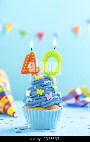 Cupcake zum 40. Geburtstag mit Kerze und Streuseln. Kartenmodell Stockfoto