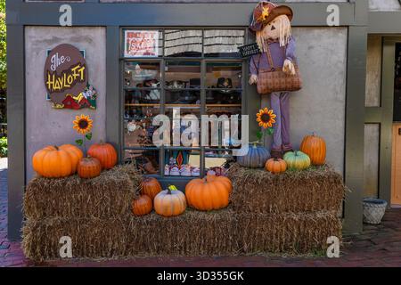 Gatlinburg, Tennessee, USA - 2. Oktober 2025: Herbstdekoration vor einem Geschäft im Stadtzentrum. Stockfoto
