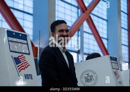 New York, Usa. November 2025. NEW YORK, NEW YORK – 4. NOVEMBER: Der demokratische Bürgermeister Zohran Mamdani gibt seine Stimme bei den Parlamentswahlen an der Frank Sinatra High School am 4. November 2025 in New York ab. Quelle: Ron Adar/Alamy Live News Stockfoto