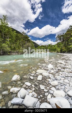 Kalter Wasserstrom in den Alpen am sonnigen Tag Stockfoto