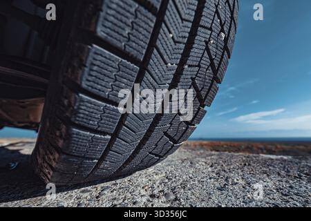 Nahaufnahme von Autoreifen auf Stein Stockfoto