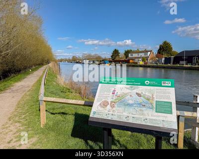 Gloucester, Gloucestershire, England, Vereinigtes Königreich - 28. März 2025: Touristeninformationstafel am Ufer des Gloucester and Sharpness Canal. Stockfoto