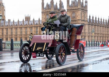 1903 Cadillac Historic Car nahm 2025 an der Rennstrecke London nach Brighton teil, die durch Westminster fuhr. Stockfoto