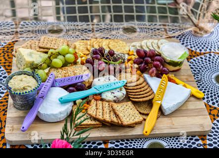 Käseplatte, Käseplatte bei einem Treffen im Freien, Vorspeise oder ein Gang mit einer Vielzahl von Käsesorten die Platte ist gefüllt mit verschiedenen Snacks, i Stockfoto