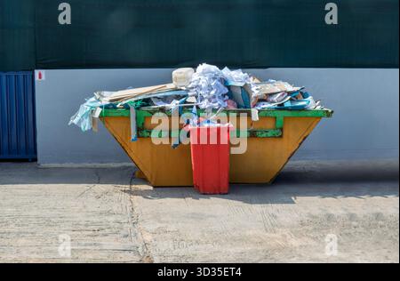 Großer Abfallbehälter, Abfallbehälter oder Müllcontainer, gefüllt mit Müll, ordnungsgemäße Abfallentsorgung, getrennte Abfallbehälter für verschiedene Abfallarten, Verringerung der umweltbelastung Stockfoto