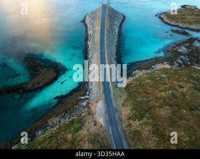 Luftaufnahme der Brücke, Meer mit Wellen und Steinen bei Sonnenuntergang Stockfoto