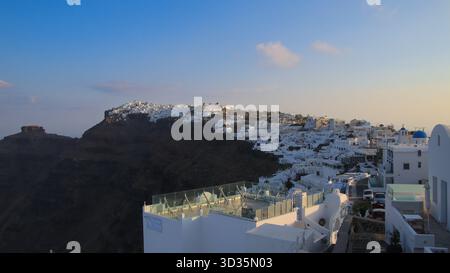 Insel Santorin, Caldera, Firostefani und Imerovigli mit Skaros-Felsen, Ägäis, Kykladen, Griechenland Stockfoto