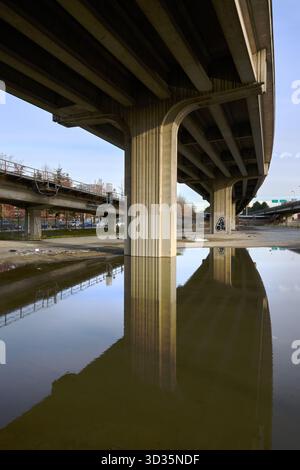 Unter einem Vancouver Viadukt. Ein Blick auf die Straße am frühen Morgen unter dem Georgia Viaduct in der Innenstadt von Vancouver. British Columbia, Kanada. Stockfoto