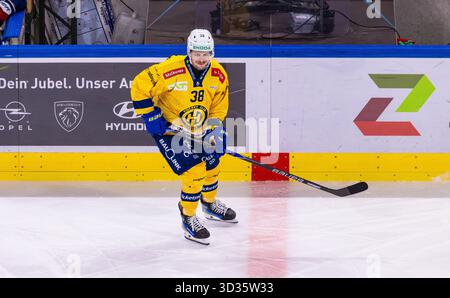 Zürich, 26. September 2025: #38 Lukas Frick, Verteidiger HC Davos. (Foto: Andreas Haas/dieBildmanufaktur) Stockfoto