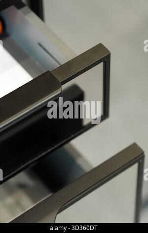 Eine Nahaufnahme der Griffe aus Metall in modernem Ambiente unterstreicht ihr schlankes und minimalistisches Design und betont die Qualität der Handwerkskunst Stockfoto