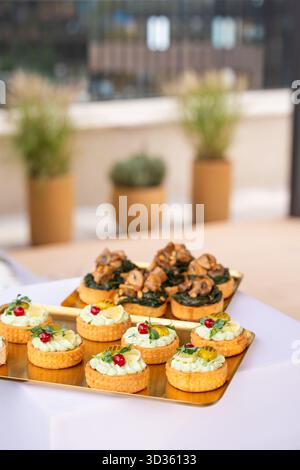 Elegantes Gebäck in Bissgröße mit Erdpilzen und frischen Kräutern - ideal für gehobenes Catering, Hochzeitsempfänge oder Gourmetgerichte. Stockfoto