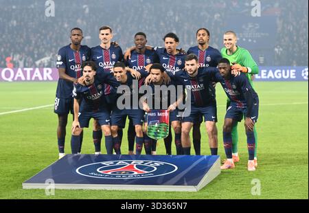 Paris, Frankreich. November 2025. Fußball: Champions League, Paris Saint-Germain - Bayern München, Vorrunde, 4. Spieltag, Parc des Princes. Die Paris Saint-Germain startete elf vor dem Spiel. Quelle: Federico Gambarini/dpa/Alamy Live News Stockfoto