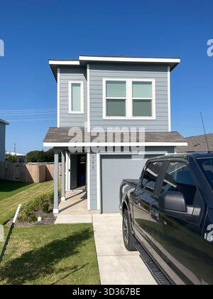 Holz- und Backsteinhaus im amerikanischen Stil, Texas, USA, Foto in hoher Qualität Stockfoto