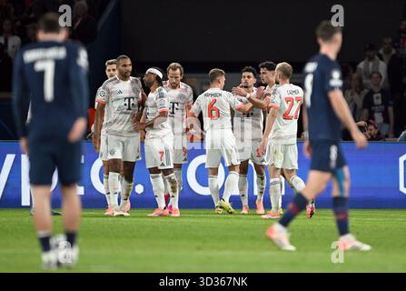 Paris, Frankreich. November 2025. Fußball: Champions League, Paris Saint-Germain - Bayern München, Vorrunde, Spieltag 4, Parc des Princes. Die Bayern-Spieler feiern das 0:2. Quelle: Federico Gambarini/dpa/Alamy Live News Stockfoto
